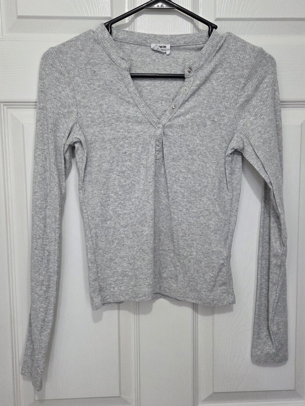 Cotton On Light Gray Ribbed Long-Sleeve Henley Top V-neck Fitted Top Size Small